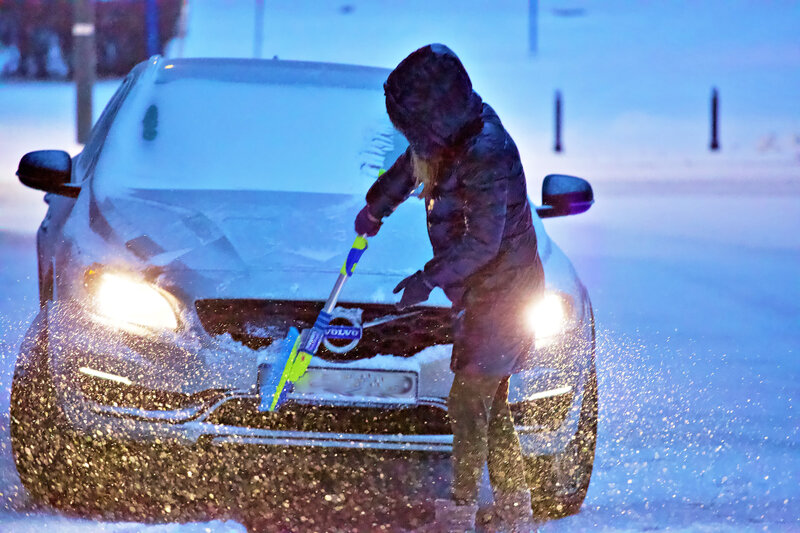 иней на машине. прогретый автомобиль зимой. сколько минут нужно прогревать машину в зимнее время. сколько разогревать машину зимой. прогрев бензинового двигателя.