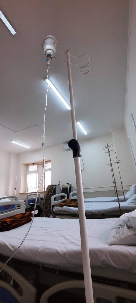 пустые стойки капельниц ощутимо качались из стороны в сторону, и это было отчетливо видно