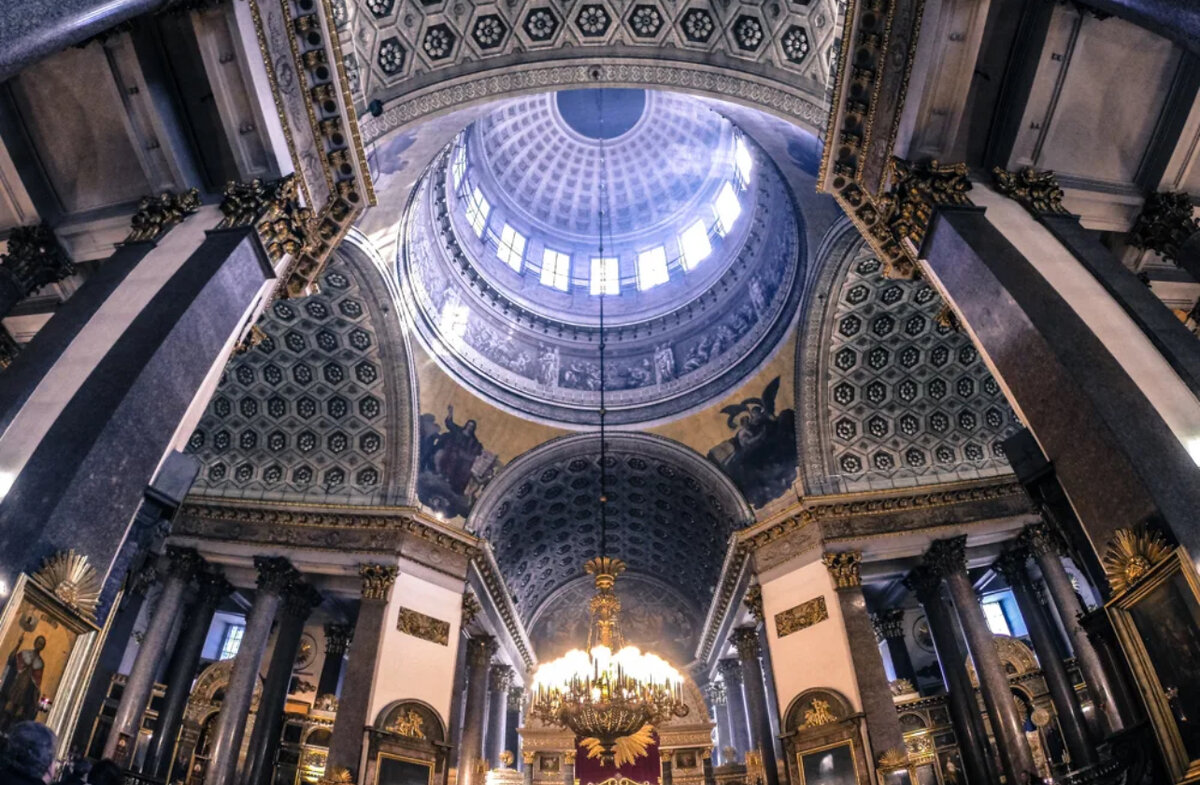 казанская храмовая икона божьей матери. женщина молится в храме. икона богородицы в храме. спаситель икона в храме. афонские монахи иконописцы.