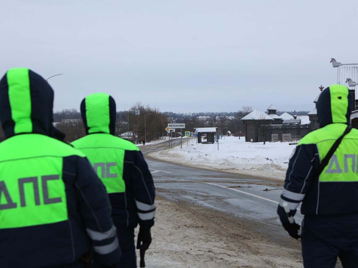    Сотрудники ДПС перекрывают движение к месту крушения военно-транспортного самолета Ил-76 ВКС РФ в Белгородской области© РИА Новости / Таисия Лисковец