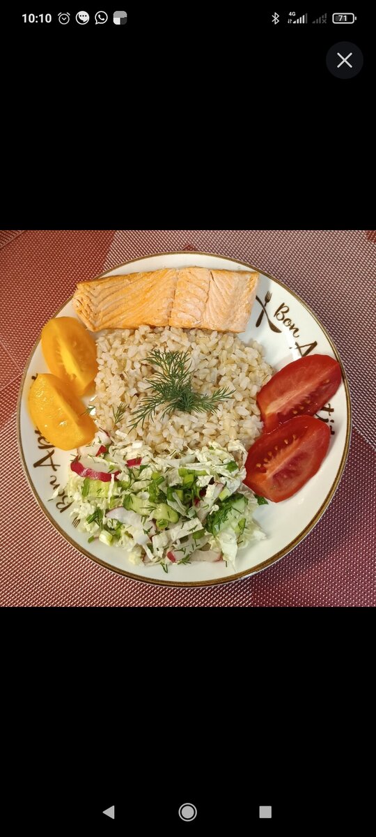 женщина смотрится в зеркало. возрастная кожа лица. женщины в коже. почему женщины отекают после 40 лет. почему женщины отекают после 40 лет.