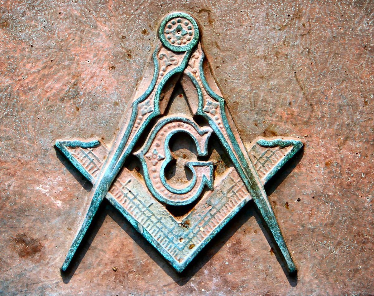 Циркуль и наугольник — самые узнаваемые символы масонства.