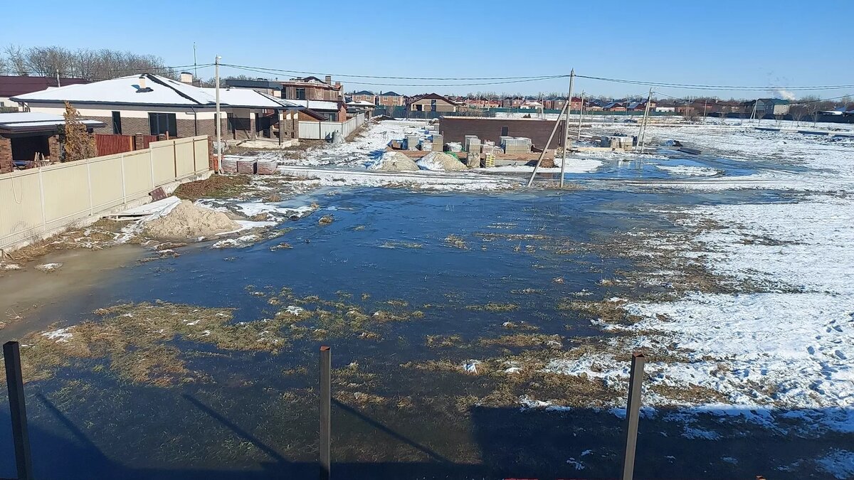     Частные дома в Ростове и области затапливает грунтовыми водами. Жители жалуются, что проблема усугубляется с каждым днем, а на помощь никто не приходит.