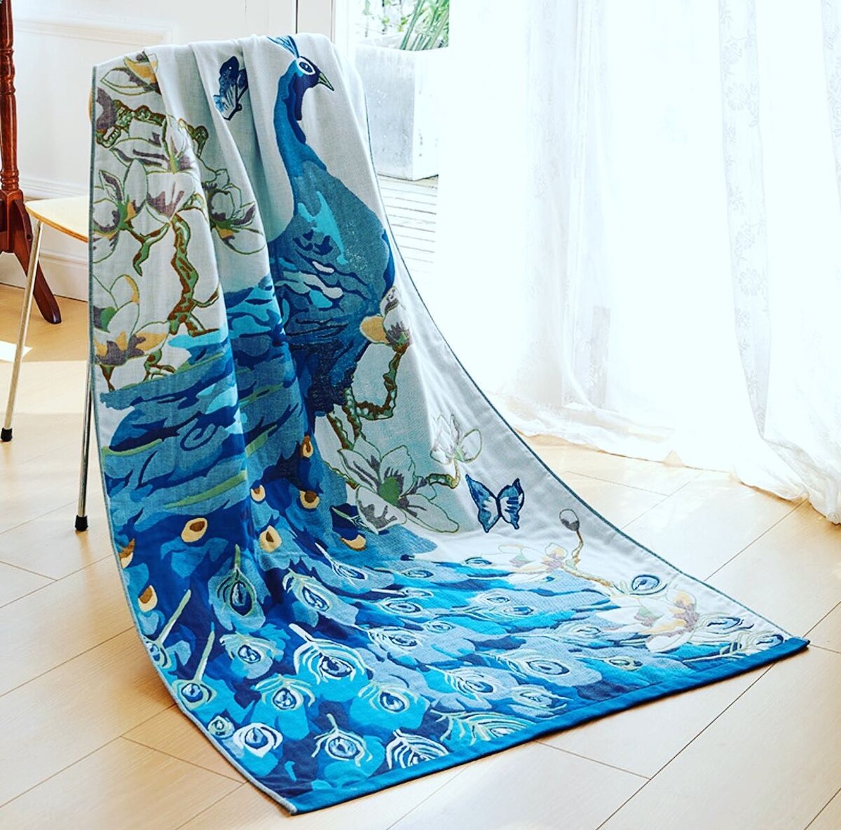 А в чём же преимущества муслиновых полотенец: 
🍃 они намного легче махровых, муслин имеет воздушную и рыхлую структуру;
🍃 нежнее и причём с каждой стиркой муслиновые полотенца будет становиться еще мягче;
🍃 очень хорошо впитывают влагу и быстро сохнут, буквально за 10-15 минут;
🍃 компактные;
🍃долговечность: муслин очень прочный материал, который при правильном уходе не изменит свои уникальные свойства и красивый внешний вид!