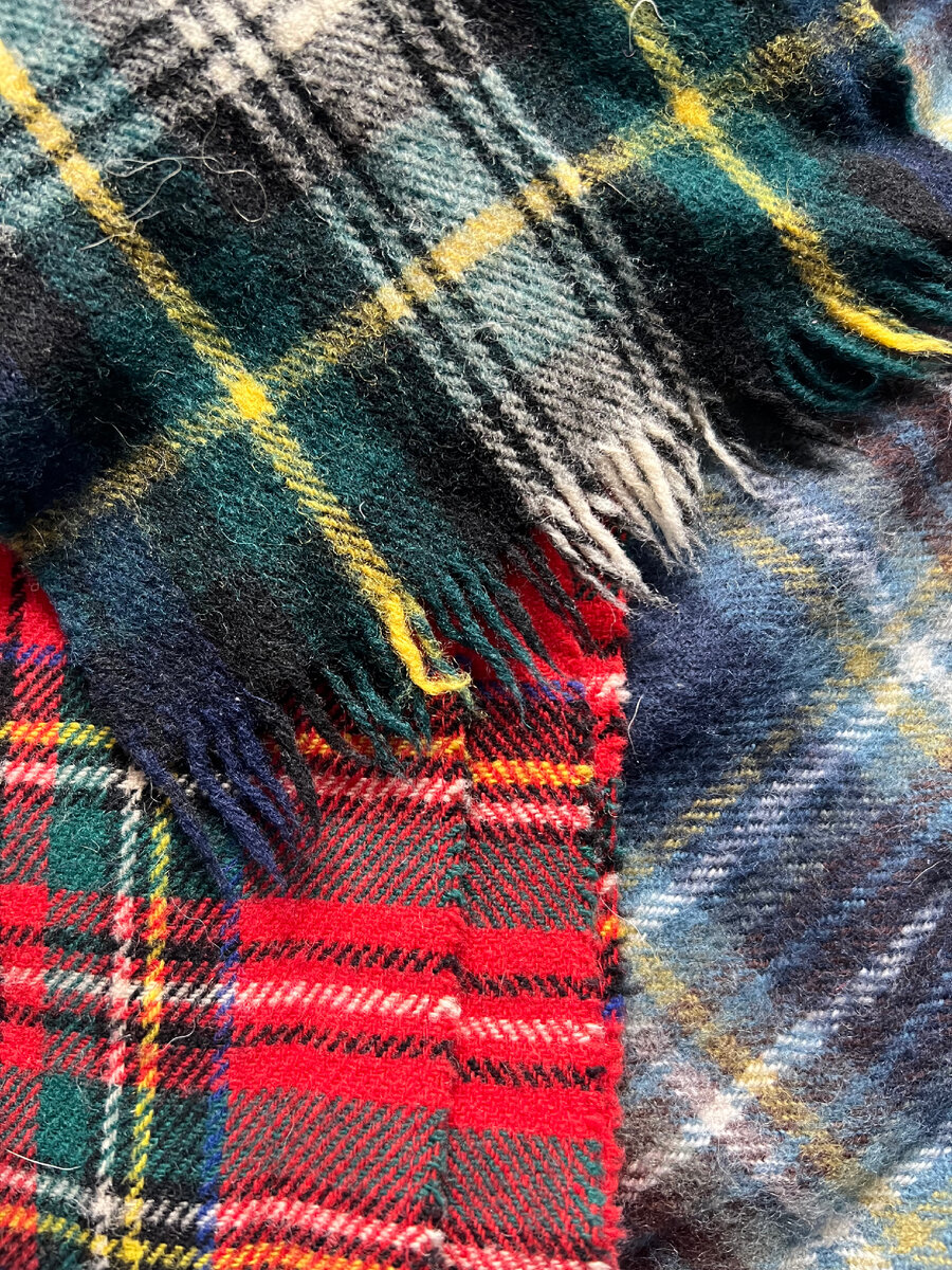 Коллекция моих шарфов в клетку. Фотография из личного архива. 