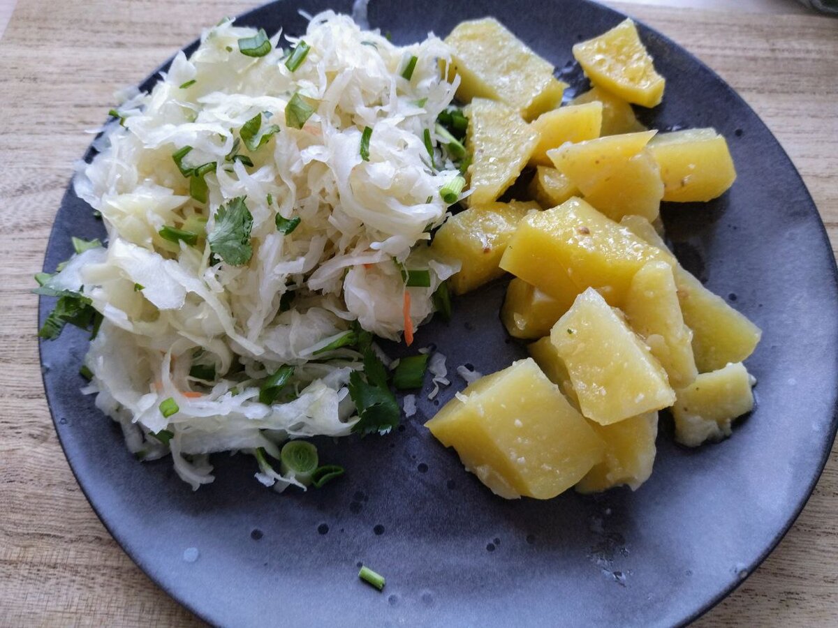 Завтрак. Квашеная капуста и картофель со сливочным маслом.