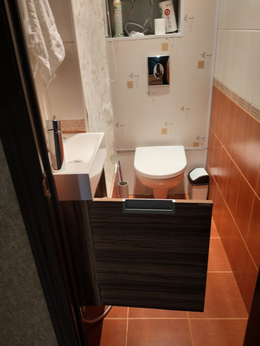 Вот такая картина была передо мной во время аварии. Дверь откинуло напором воды. 