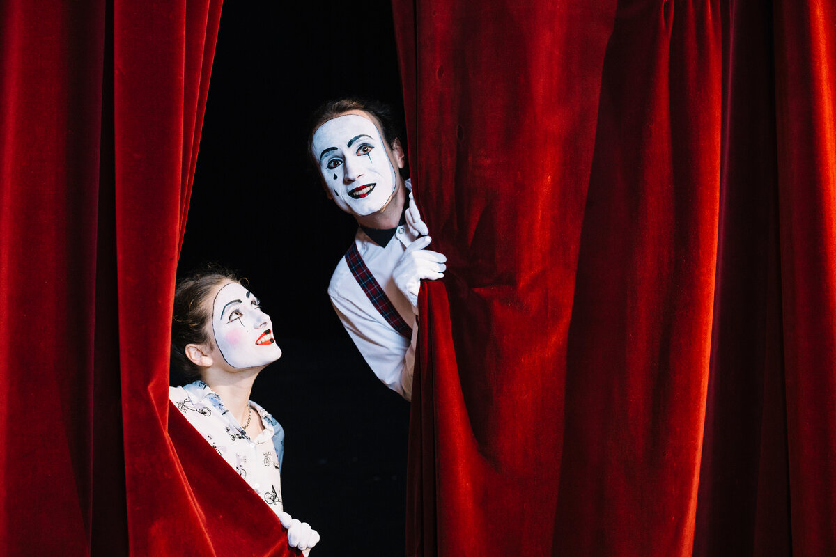 источник фото: Изображение от <a href="https://ru.freepik.com/free-photo/smiling-female-mime-artist-looking-at-male-mime-artist-peeking-from-curtain_2934842.htm#query=%D1%82%D0%B5%D0%B0%D1%82%D1%80%20%D1%81%D0%BF%D0%B5%D0%BA%D1%82%D0%B0%D0%BA%D0%BB%D1%8C&position=12&from_view=search&track=ais&uuid=7b9edcba-1d9f-41f4-8a07-4ae0d98566b0">Freepik</a>