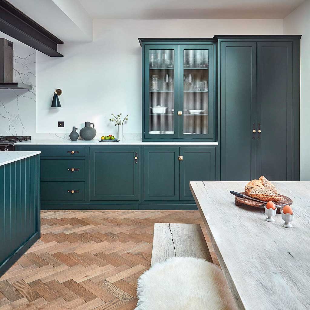 Кухня в сочетании серого и зеленого. Фото 3 из 3