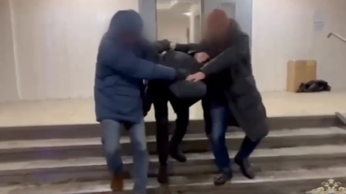 Мужчина и женщина в поле бегут. Просто люби просто иди с ним. Просто люби просто иди с ним. Ты потерял меня. Каждому свойственно ошибаться.