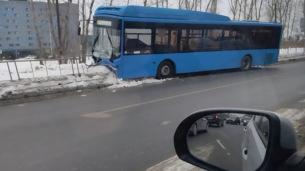     Дорожно-транспортное происшествие произошло в четверг днем в заречной части горда, на пересечении улиц Щербакова — Газовиков.