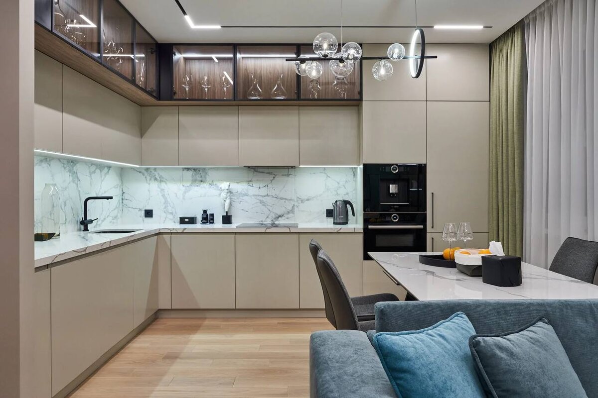 кухонный гарнитур в стиле контемпорари. современная кухня дизайн прямая 2023. стильные кухни. современная кухня дизайн прямая 2023. современный интерьер кухни.