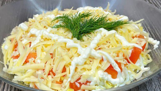 Слоёный салат из крабовых палочек с сыром и яйцом