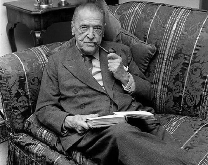 Уильям Сомерсет Моэм: "Я вижу, вы любите книги. Это всегда заметно по тому, как люди их держат".