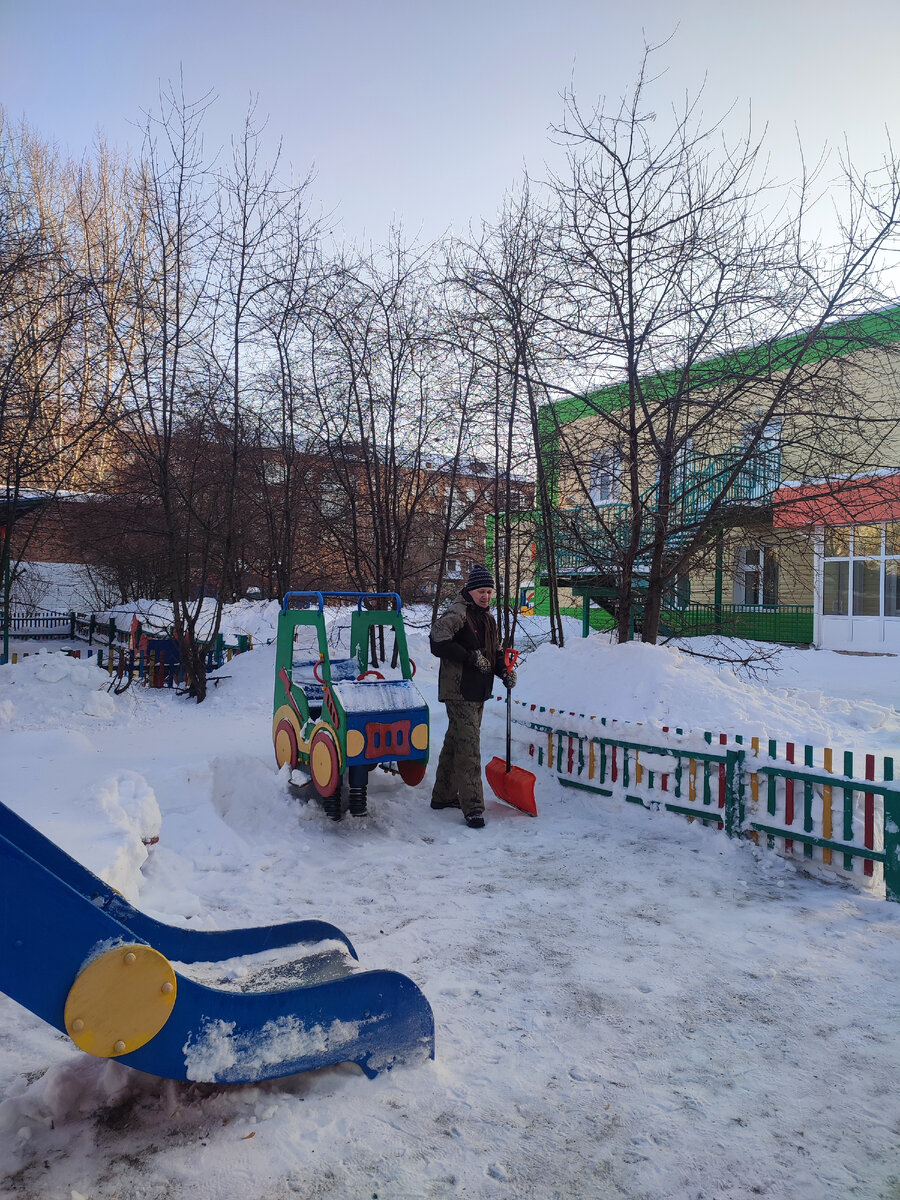 садик как я ходил в садик. а я в детский садик не хожу. мама ведет ребенка в детский сад. ходить в садик. 5 я хожу в садик.