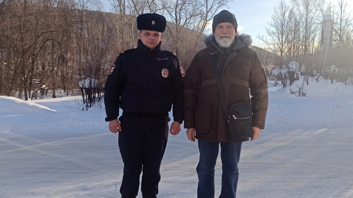 В Кусе полицейские помогли мужчине вытащить машину из снежного плена | РИА  Челябинск 24 | Дзен