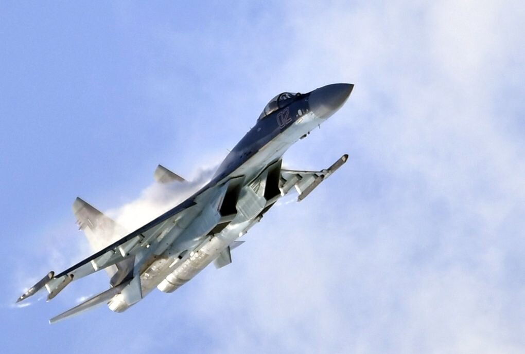 Российский многоцелевой истребитель Су-35 / РИА Новости