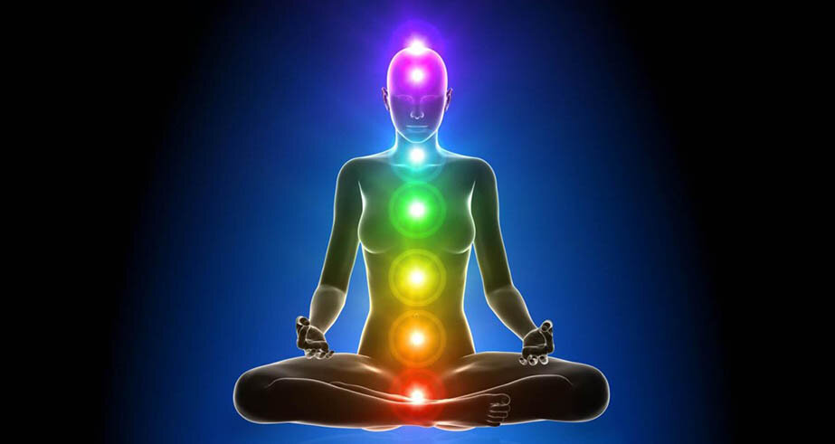 ом хам. санскрит на теле человека. со хам мантра. мантры чакр. мантры на санскрите.