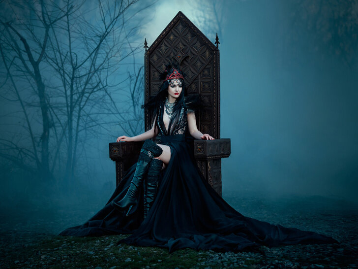 Высказывания о ведьмах на картинках. Ведьма высказывания. Resident evil 8 village дочери леди диметреску. Молитва на от ведьмы. Шабаш ведьм.