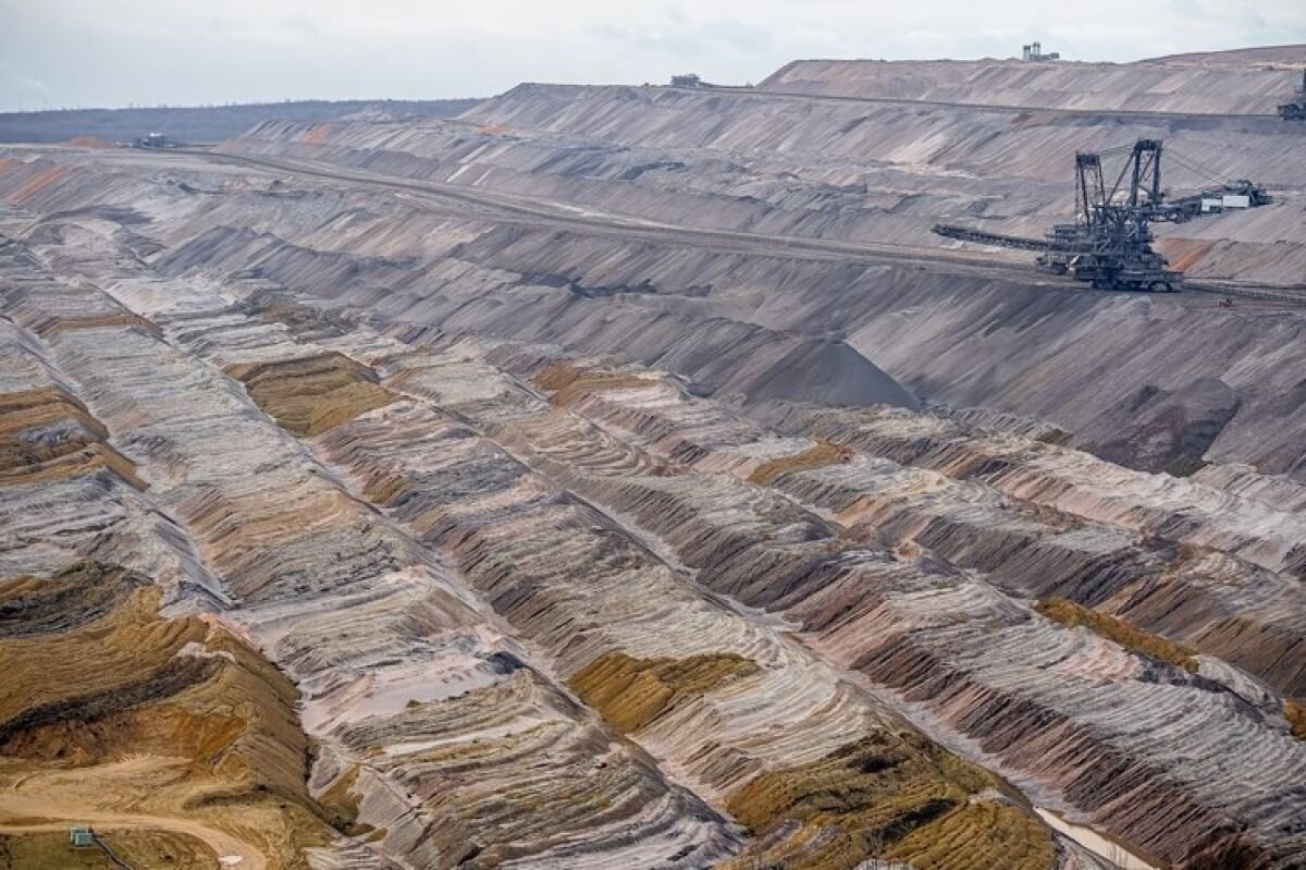 Добыча бурого угля. Железные месторождения в Африке. Месторождения железа в Австралии. Великобритания железная руда. Горнорудная промышленность урала обеспечивает железными рудами