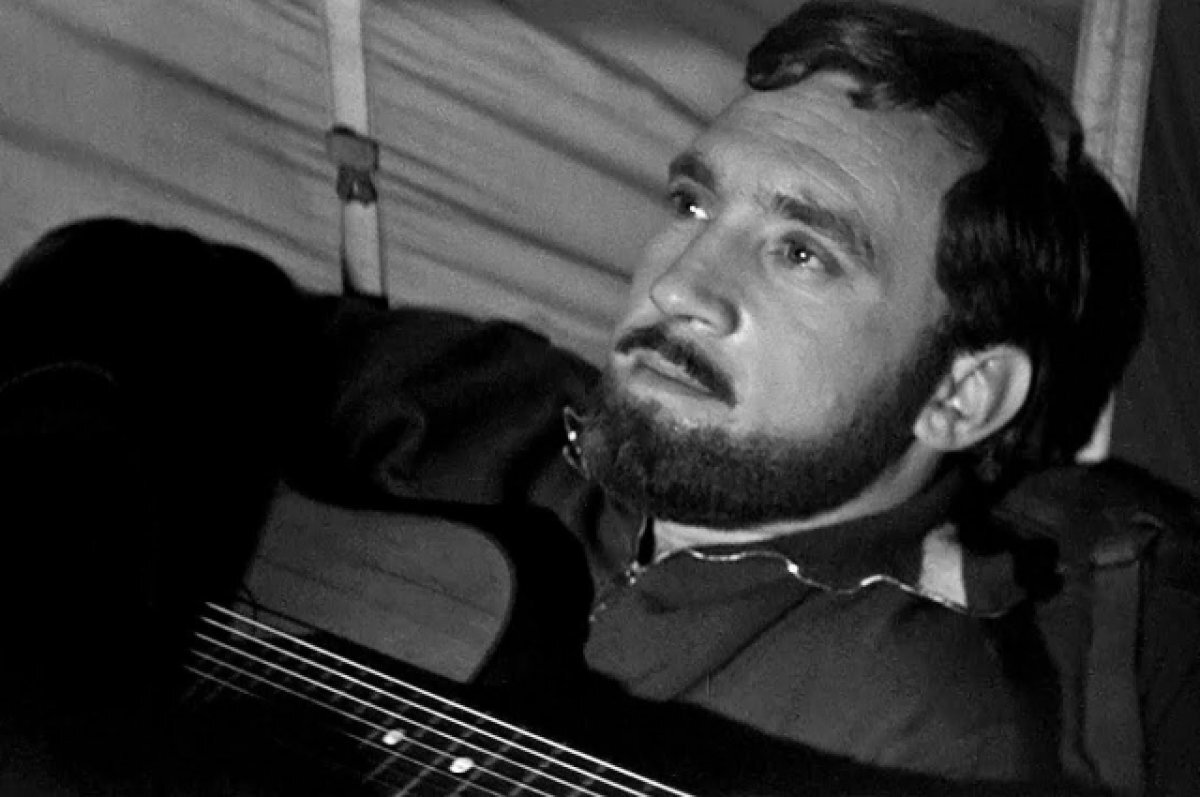    Высоцкий сыграл в фильме "Вертикаль" роль радиста.