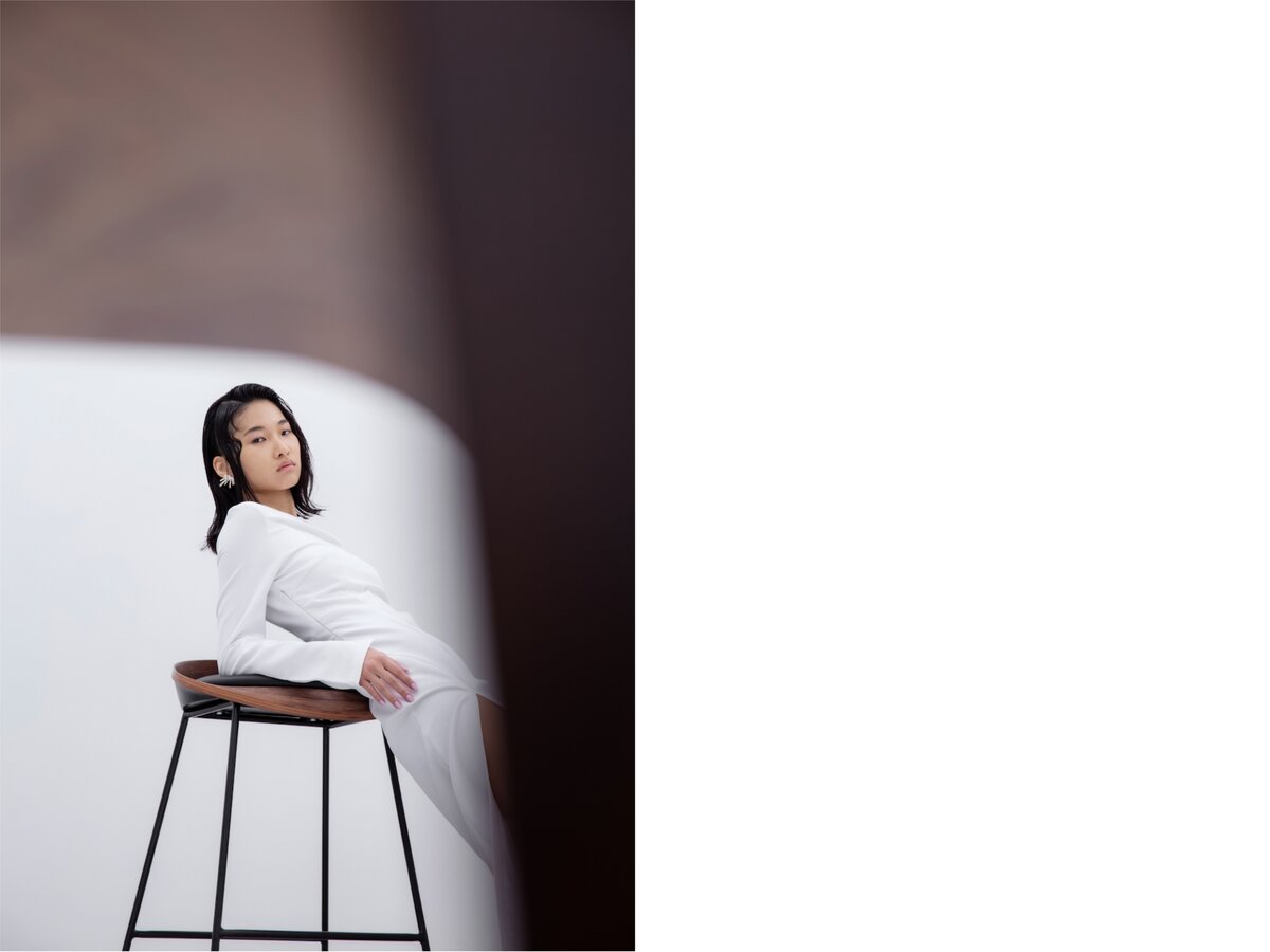     Платье, BORNIN22; серьги, Sevenworlds; барный стул, Montly