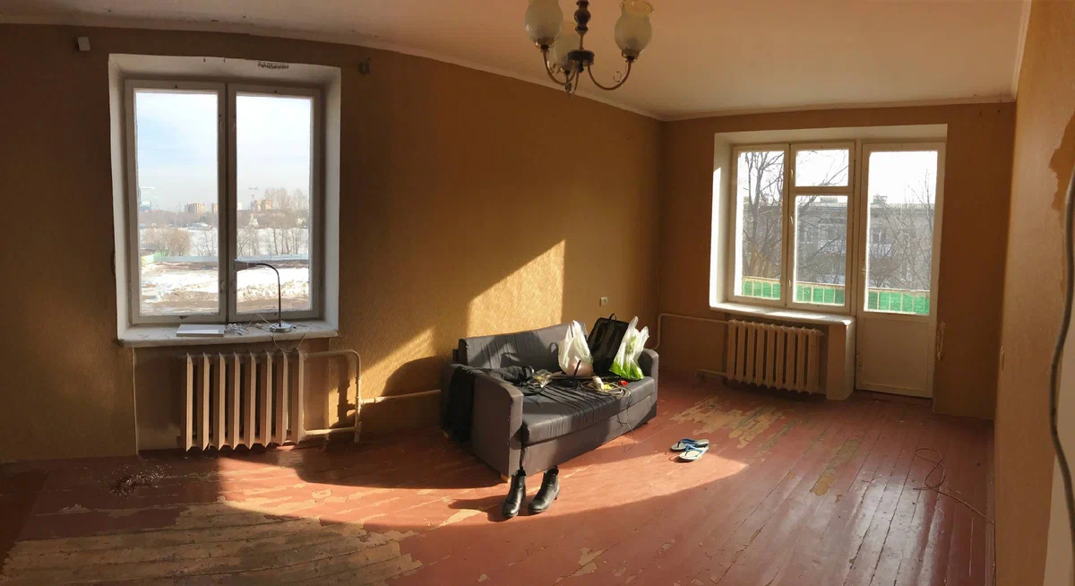 ванная комната с водонагревателем. съемная квартира прикол. ремонт в съемной квартире. ремонт бытовой техники мастер. человек покупает бытовую технику.