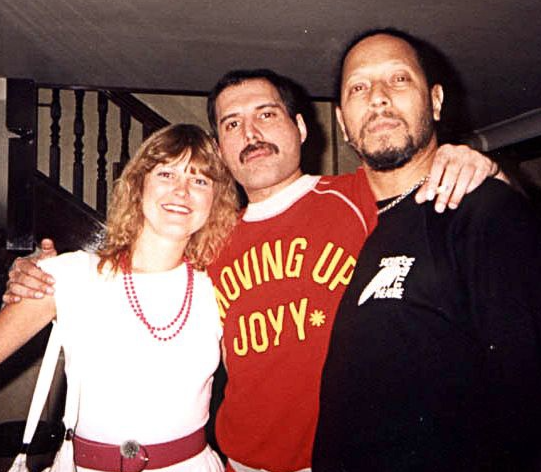 Джеки Смит с Фредди Меркьюри и Питером Стрейкером