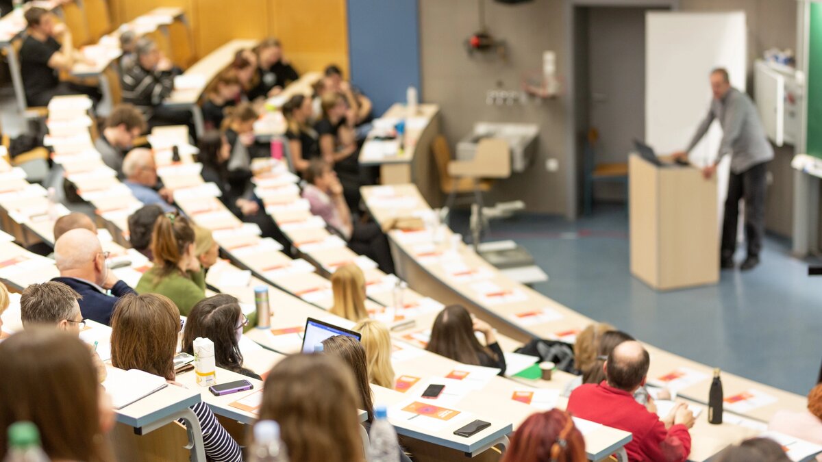 Девушки в колледже. Аспирант россия. Студент бегущий в вуз. Высшее профессиональное образование это. Выпускница вуза.