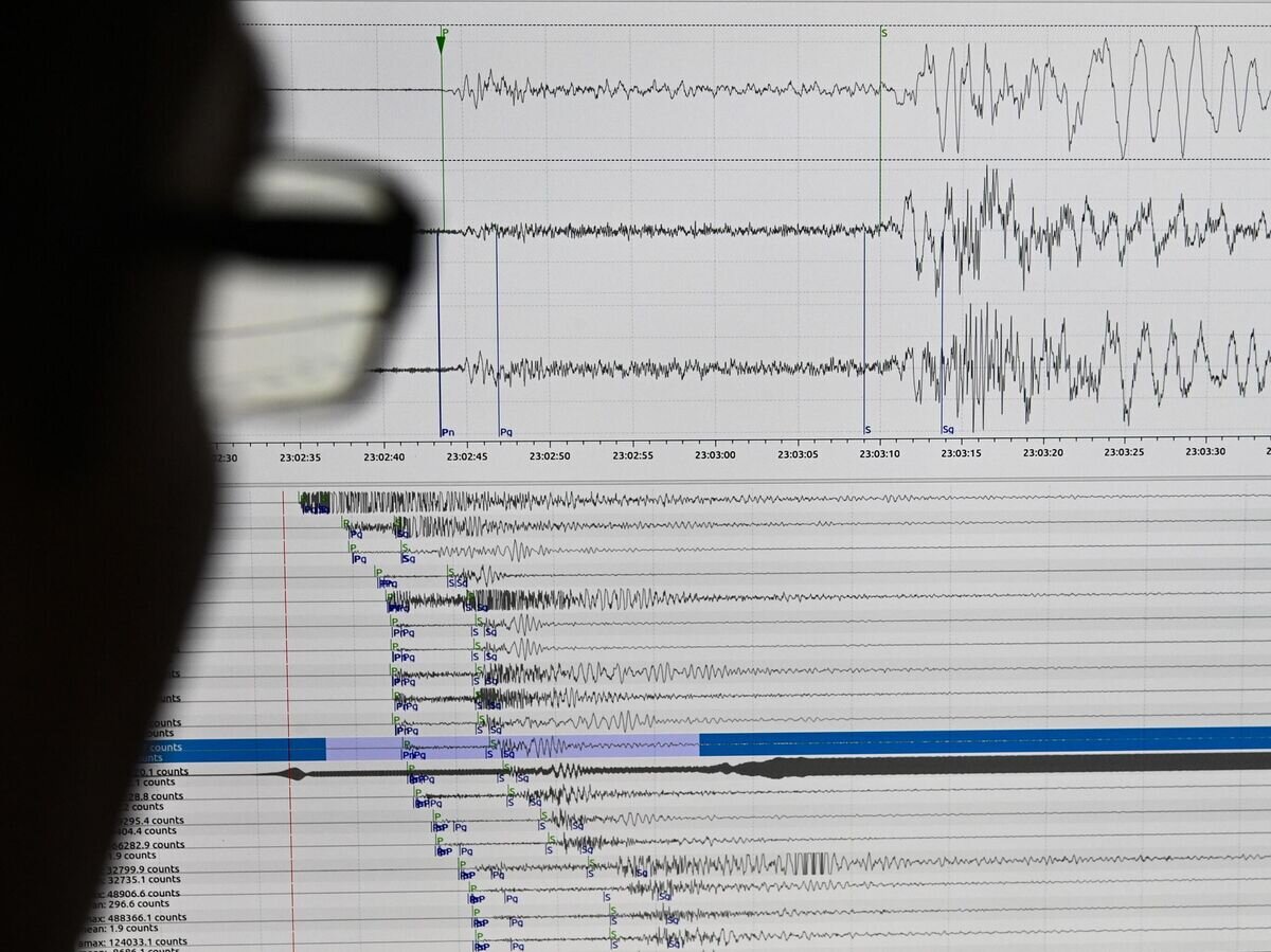    Сейсмограммы, получаемые с сети сейсмостанций, на мониторе сотрудника© РИА Новости / Александр Кряжев