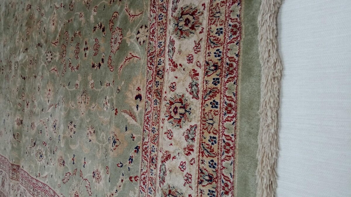 без спроса не бери чужое. нельзя брать чужое без спроса. мужчина нюхает носки. человек нюхает. брать чужие вещи.