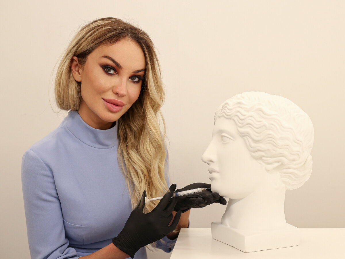 Алёна Николаевна САРОМЫЦКАЯ, врач дерматолог, косметолог высшей категории, главный врач сети клиник PROFESSIONAL в Москве и Волгограде, сертифицированный тренер компании «ИПСЕН-Фарма», член Экспертного Совета «Диспорт-Ботулинотерапия» (Франция), сертифицированный тренер компании «Мерц-Фарма» (Германия), ведущий специалист и тренер по лазерным технологиям, член МООСБТ, член ОСЭМ, преподаватель кадавер курса Университета Максимилиана Людвига (Германия), член американской Ассоциации специалистов по лазерной хирургии ASLM, действующий спикер российских и международных конгрессов по эстетической медицине и косметологии, бьюти-эксперт ведущих федеральных СМИ: Forbes, Elle, Glamour, Aэрофлот Style, Grazia, КоммерсантЪ Weekend, ОК!, Beautyinsider