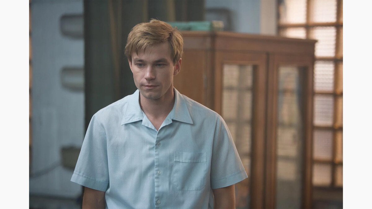 Продюсерская компания «Среда»📷В сериале Александра Цекало «Фарца» (2015 год) Петров сыграл главную роль — начинающего писателя и комсомольца Андрея Трофимова, который мечтает написать великий роман