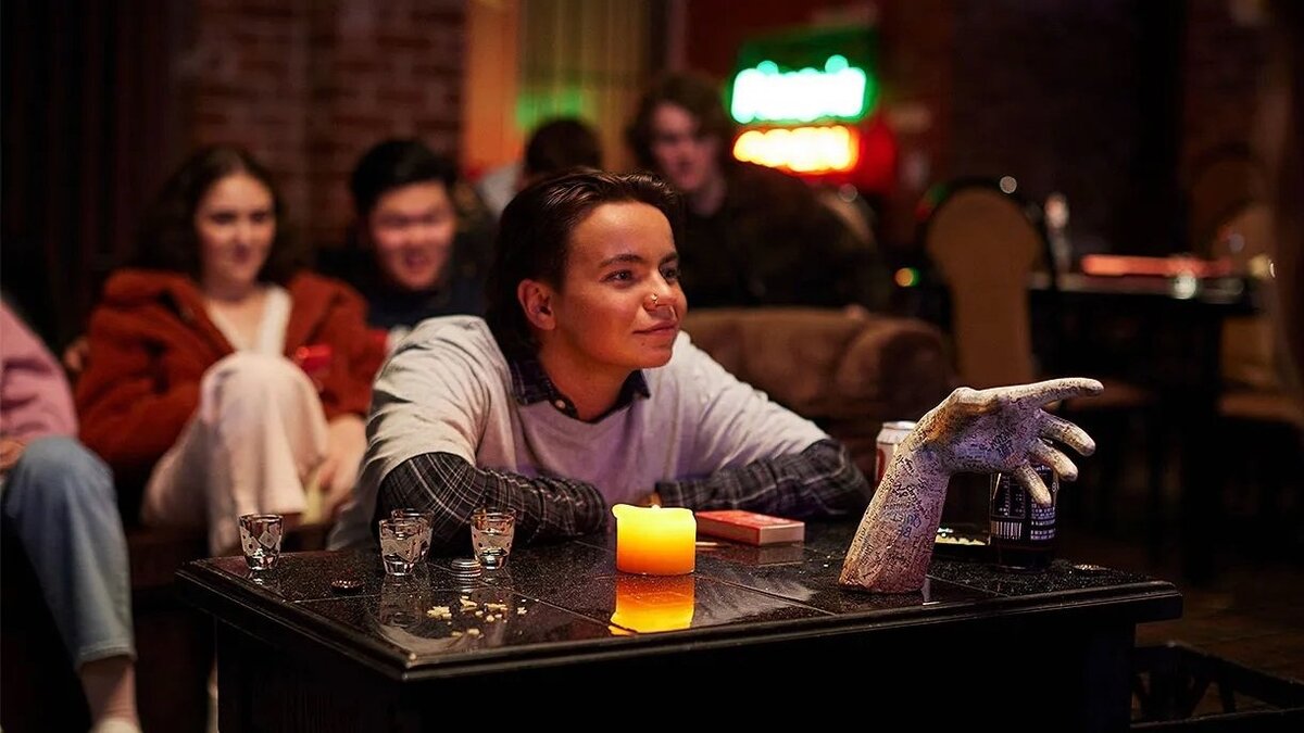 жилье для студентов. школьник делает селфи. студенческое жилье в америке. студент в новой квартире. квартира студента.