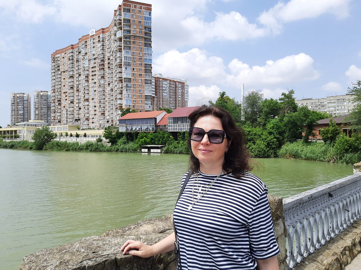 Чтобы попасть на территорию Солнечного острова, где находится сафари-парк, надо перейти этот мостик через реку Кубань