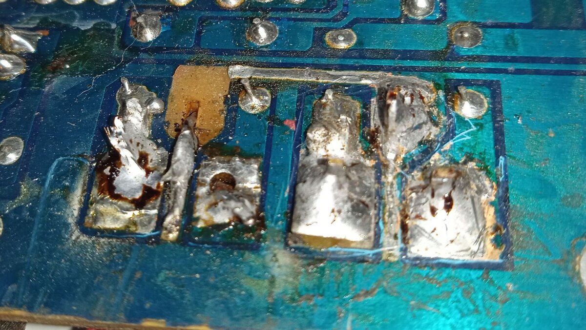 техобслуживание автомобиля. ремонтируют квартиру. друзья починка. автослесарь. сложности ремонта.