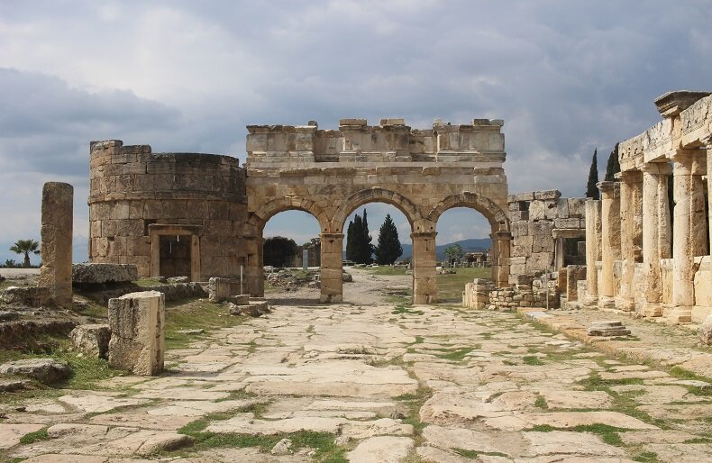 Древнеримские ворота в Иераполисе. Кладка мостовой.