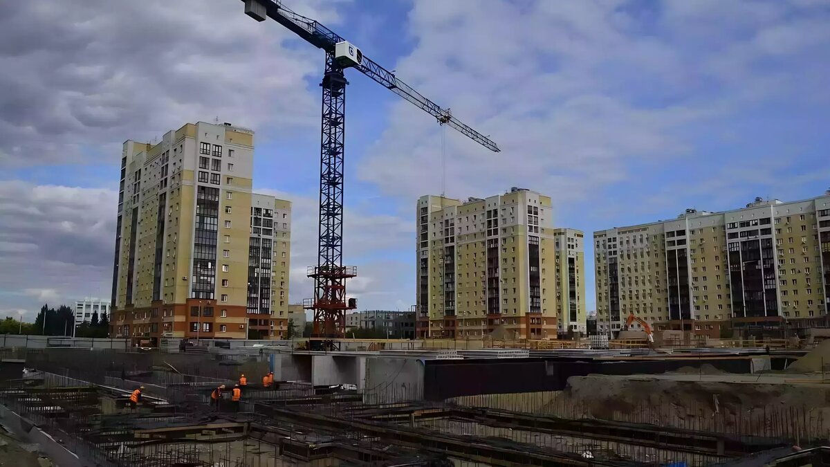     В настоящий момент работы по строительству школы приостановлены, на объекте находятся только охранники.