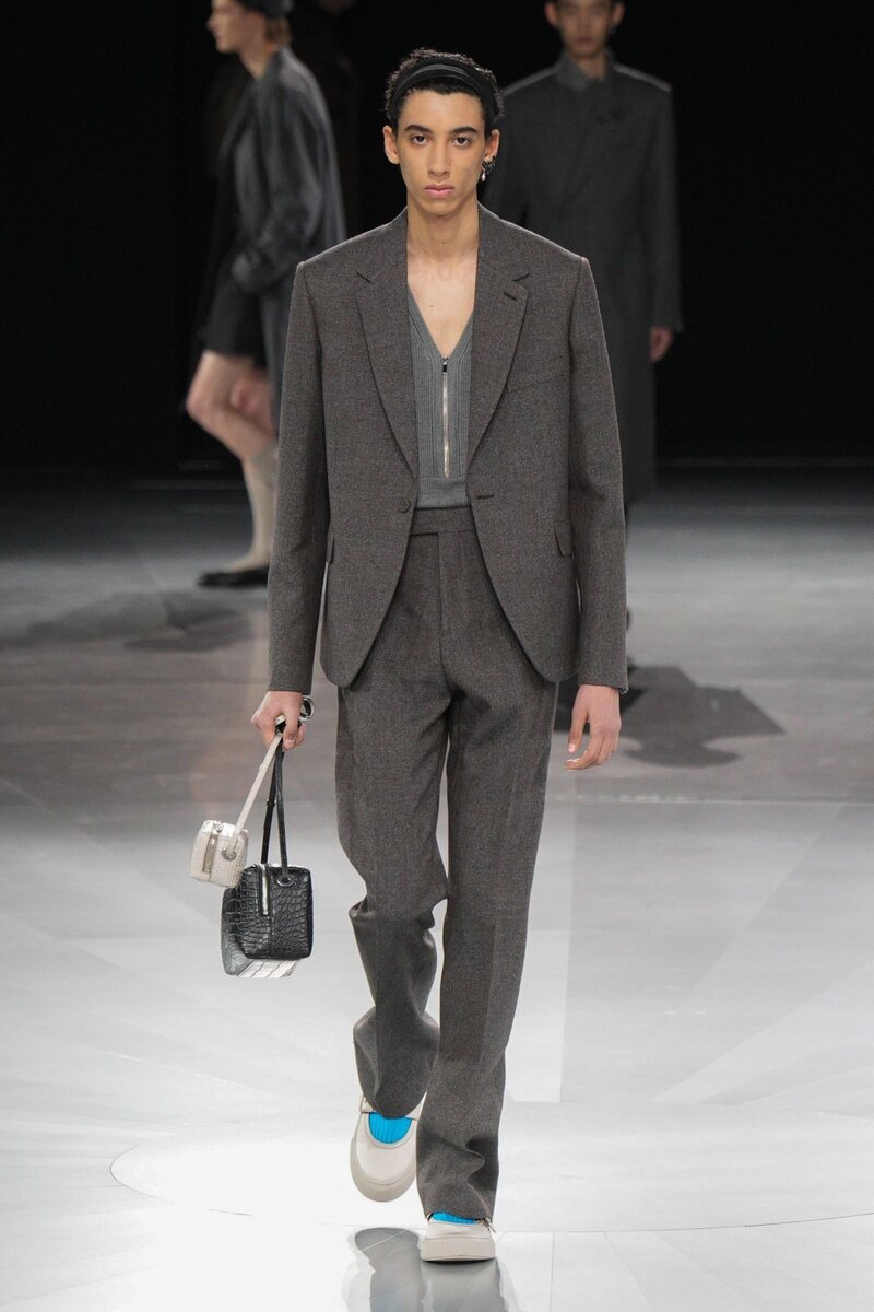 Показ мод головы. Прикольная одежда. Показ мод мем. Показ мод мем. Современная мода юмор.