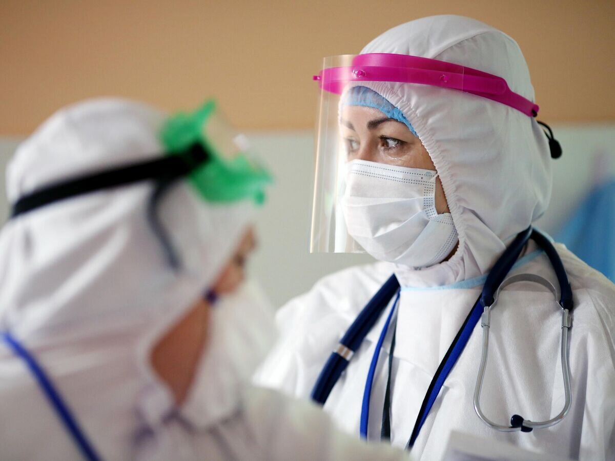 Медсестра в операционной. Женщины с медицинским оборудованием. В медицинских перчатках ковид. Имидж медработника. Женщина с медицинской пилой.