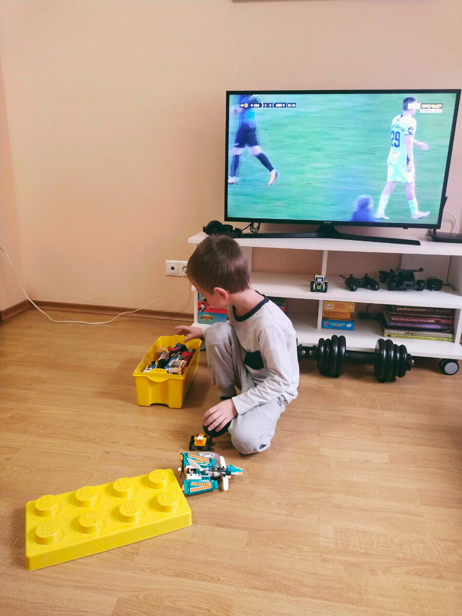 Я вообще не люблю, когда ТВ работает фоном. Но у нас есть ещё папа-муж, ему как раз без телевизора некомфортно. А мне прекрасно, я и в тишине отлично себя чувствую 