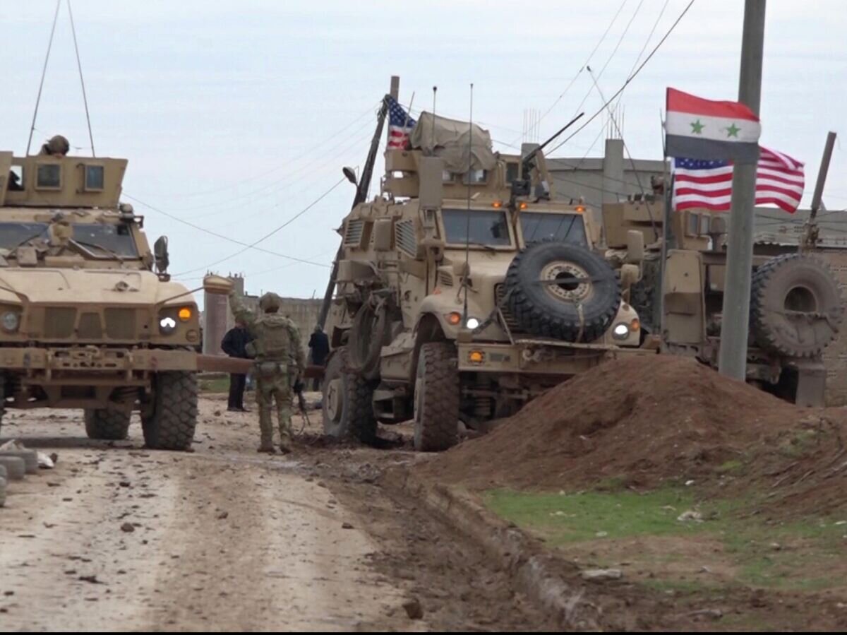    Военный конвой США в районе города Эль-Камышлы в Сирии© AP Photo