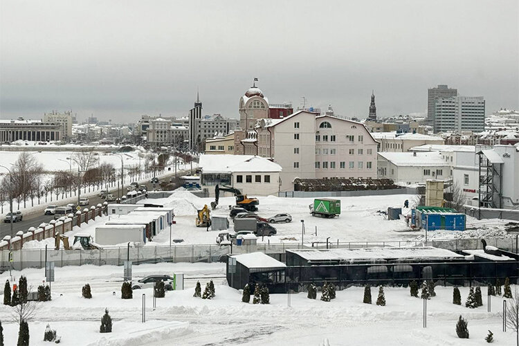    В историческом центре Казани началось строительство будущей штаб-квартиры Газпрома. В конце прошлой недели на участок начали завозить строительную технику. А к середине текущей — забурлила работа Фото: «БИЗНЕС Online»