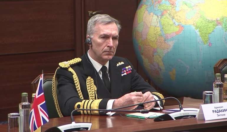 Начальник штаба обороны армии Великобритании адмирал Энтони Радакин во время встречи в Москве министра обороны РФ Сергея Шойгу и министр обороны Великобритании Бена Уоллеса. /РИА Новости / Пресс-служба Минобороны РФ