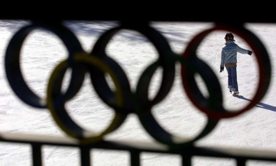 человек думает о будущем. сложно определиться с тем. человек выбирает професи. человек думает что выбрать. сложно определиться с тем.