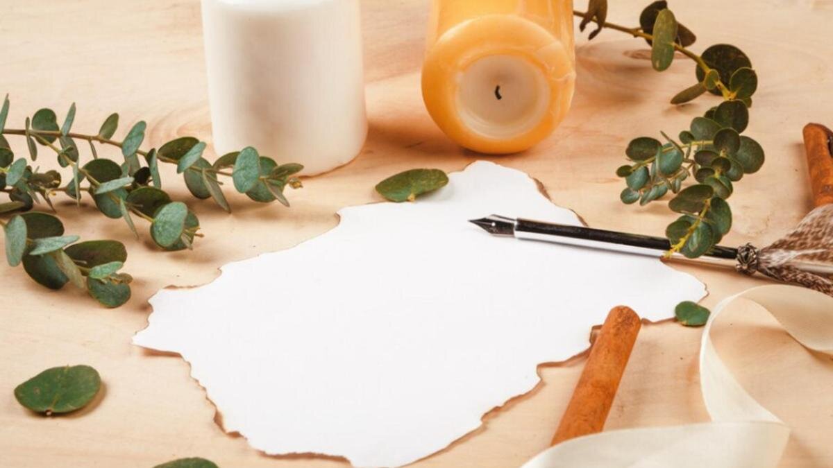    Бумага, ручка, свечи лежат на столе:Freepik