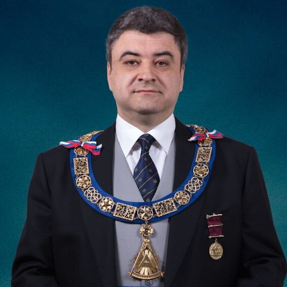 Андрей Богданов сам себя называет масоном. Проверить что трудно. Но масонские атрибуты он не скрывает.