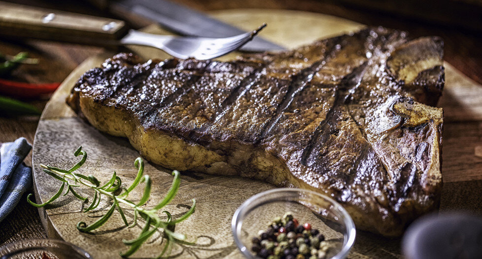 Сочный стейк. Портерхаус тибон клаб стейк. Стейк говяжий. Рибай миньон стриплойн. Свинина в духовке.