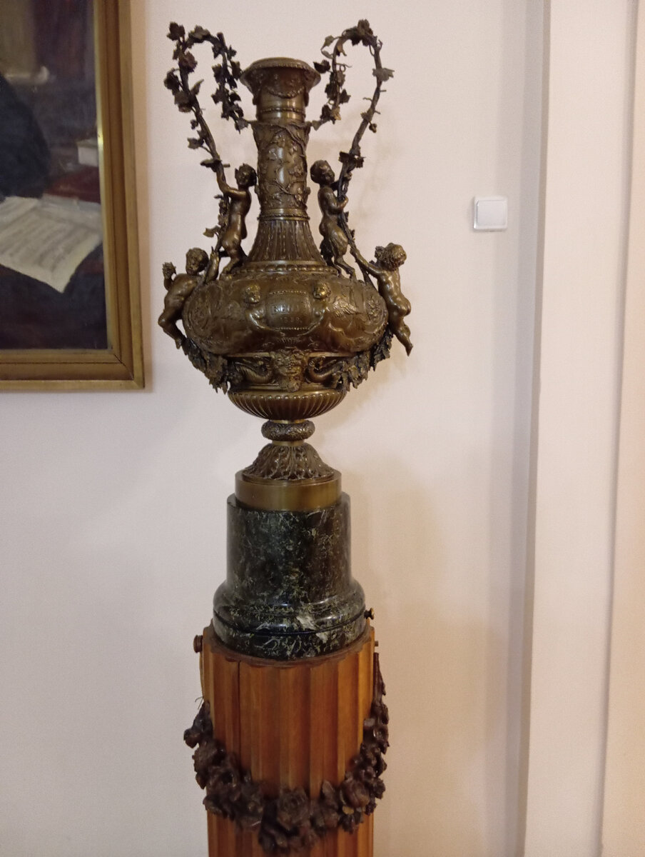 Эта ваза меня очень впечатлила, долго возле неё стояла...