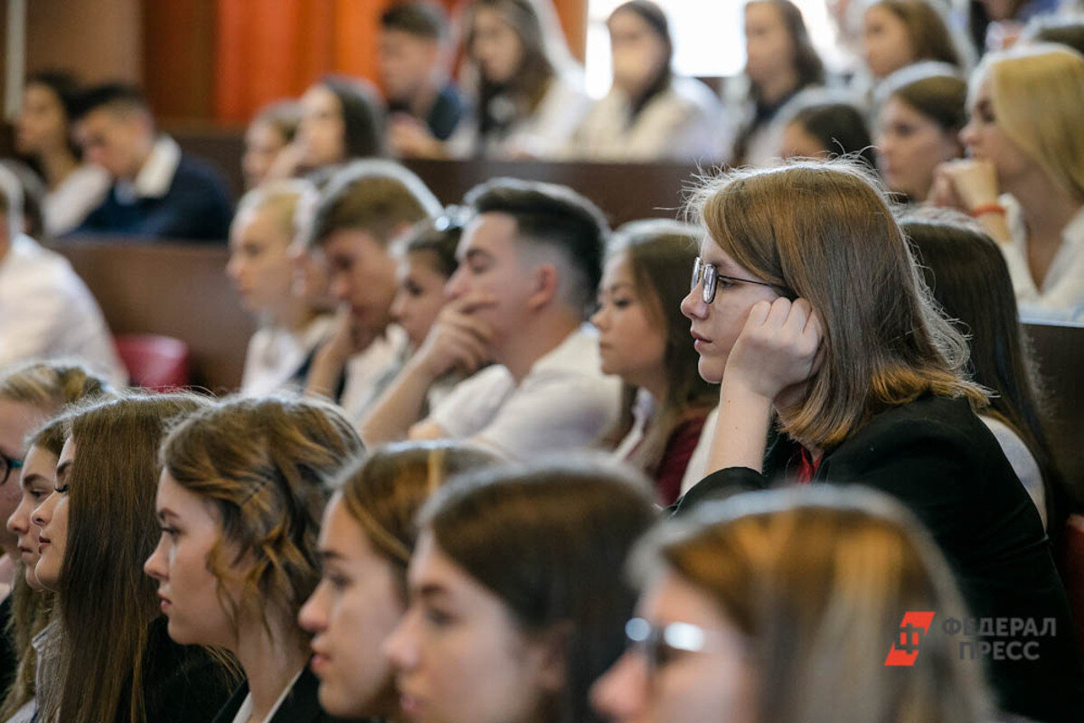 Поступать ли на связи с общественностью